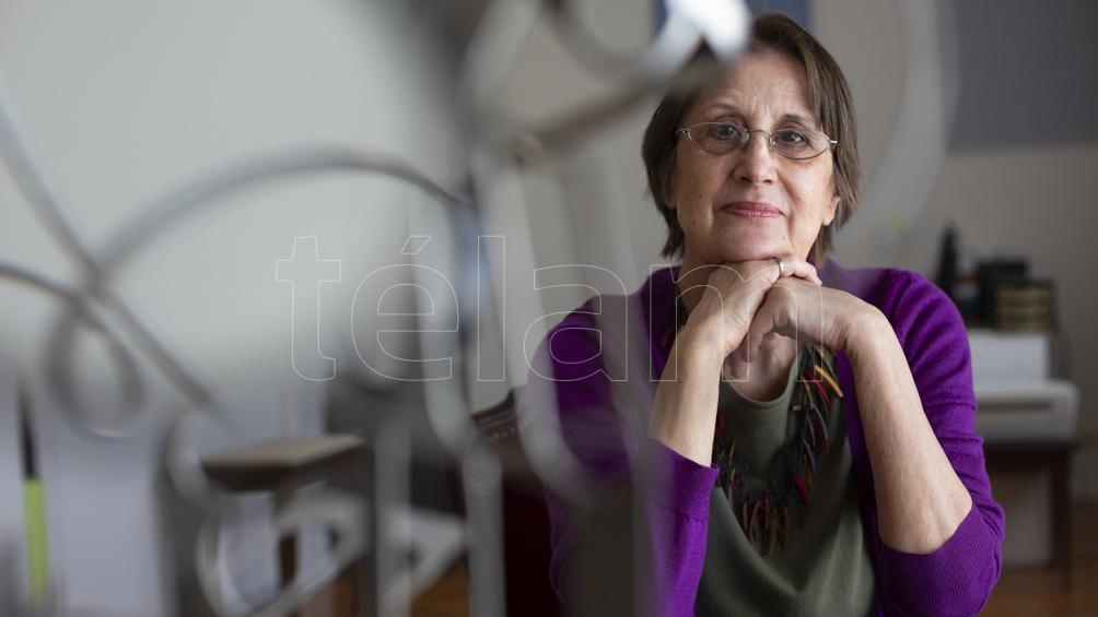 Oliveras es profesora en Filosofía por la Universidad Nacional del Nordeste, doctora en Estética por la Universidad de París y miembro de la Academia Nacional de Bellas Artes.