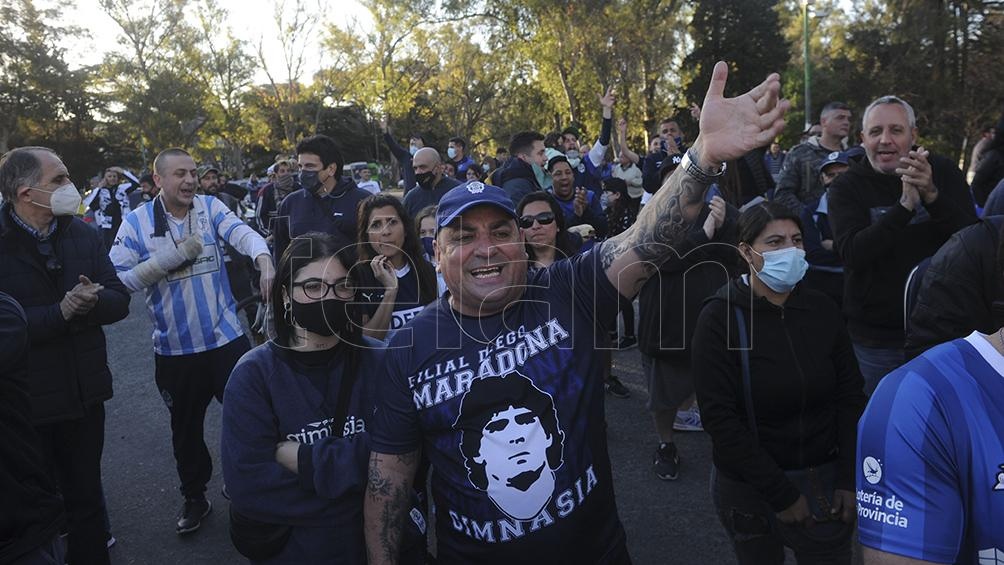 Los hinchas de Gimnasia homenajearon a Diego Maradona (foto Eva Cabrera).