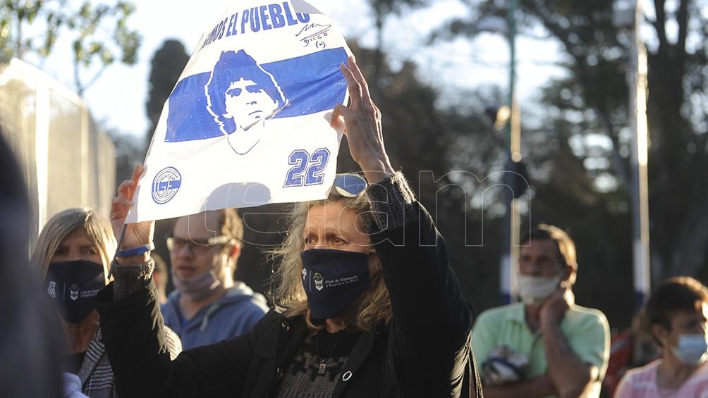 Los hinchas de Gimnasia homenajearon a Diego Maradona (foto Eva Cabrera).