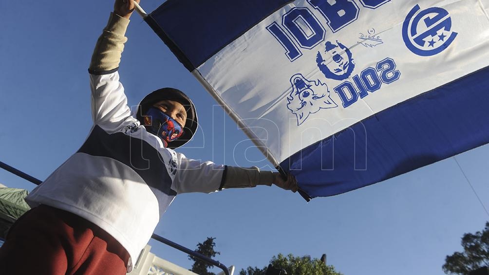 Los hinchas de Gimnasia homenajearon a Diego Maradona (foto Eva Cabrera).