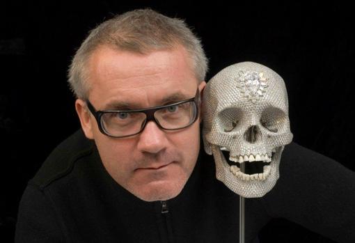 Hirst con su obra &#039;Por el amor de Dios&#039;, una calavera incrustada con 8.601 diamantes