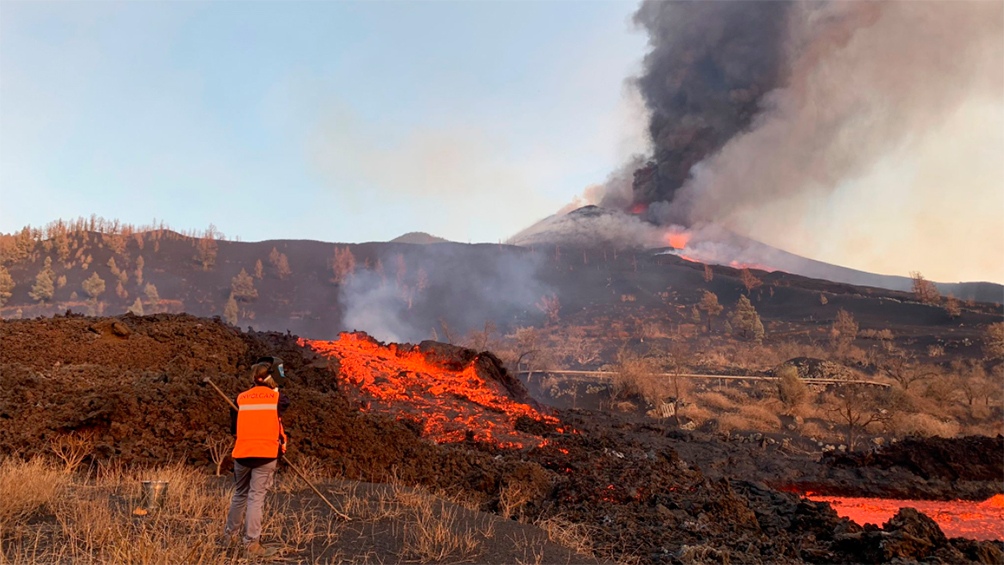 Más allá de la línea de costa, alcanzada el martes por la noche, la lava ya sacó 27,7 hectáreas de superficie del mar. Foto: Captura TW @Involcan 565