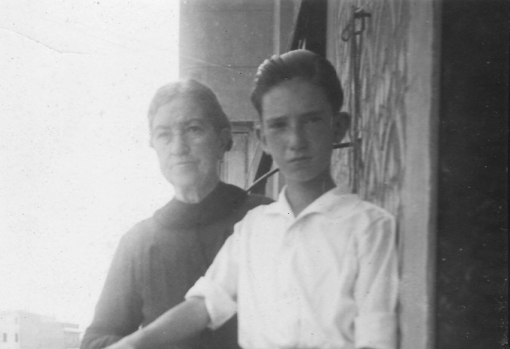 Fernando Fernán Gómez, con su abuela, Carolina Gómez