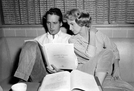 Paul Newman revisa un guión en compañía de Joanne Woodward en su casa de Connecticut