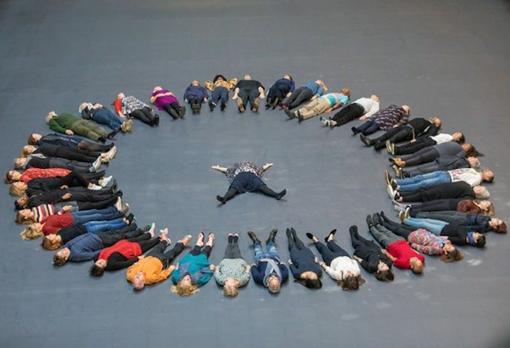 ‘Bruguera: 10.148.451’ (2018) La sala de turbinas de la Tate Modern (Londres) acogió esta performance: el calor de los cuerpos desvelaba el retrato de un joven inmigrante sirio