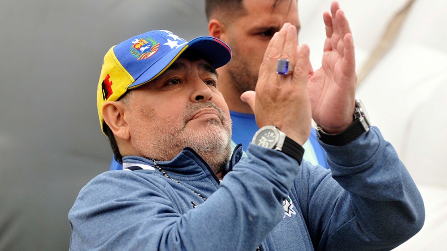 La gorra de Maradona que le regal el presidente de Venezuela y con la que gan su primer juego con Gimnasia Foto archivotelam