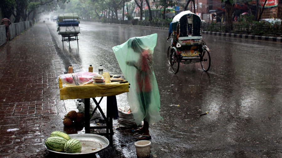 El segundo lugar fue para Mahabubul Kader por su foto Lluvia en las calles en la que un vendedor de frutas de Dhaka