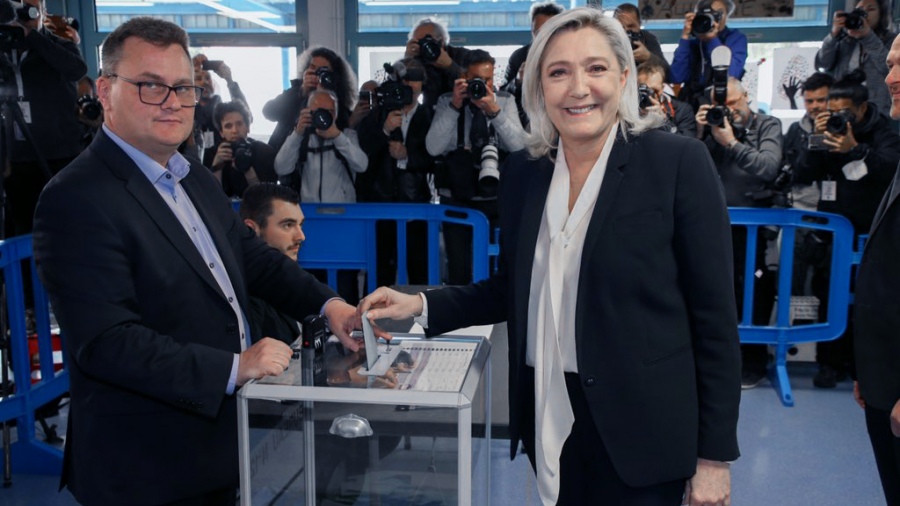 Le Pen vot en la nortea Le Touquet Foto Twitter