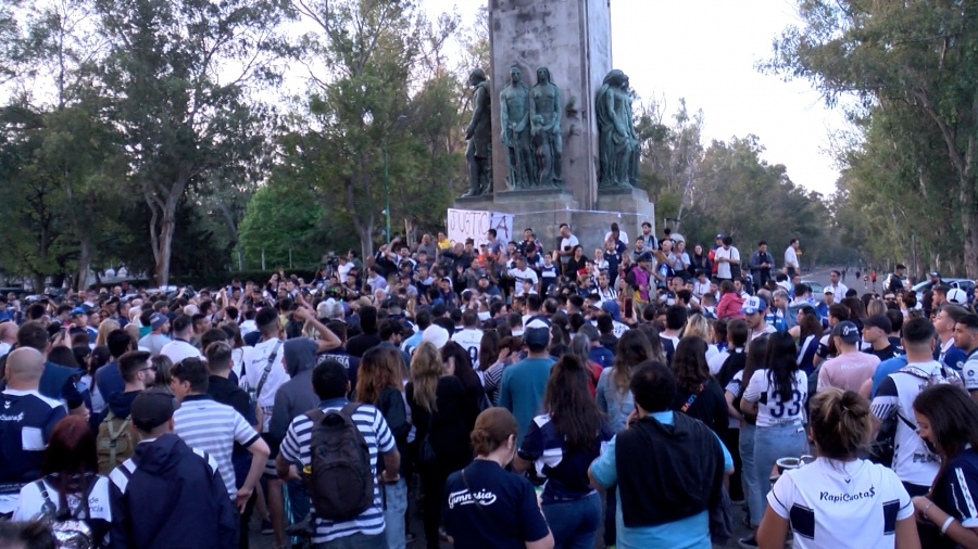 Los hinchas de Gimnasia marchan por la muerte de Csar Lolo Regueiro 