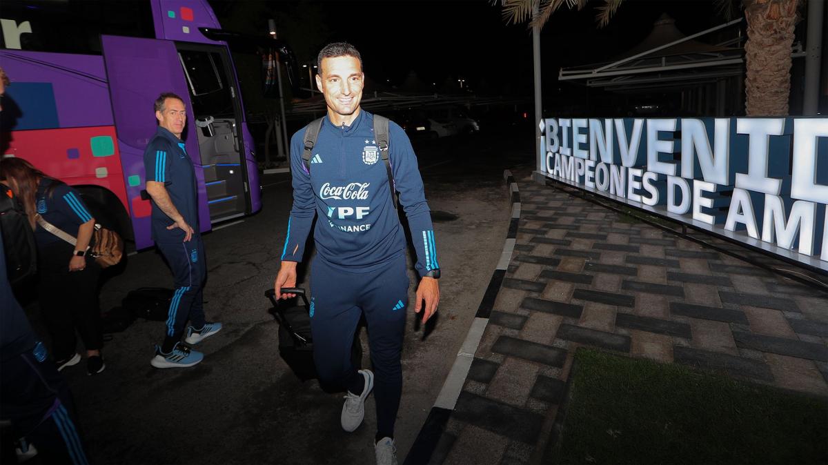 Lionel Scaloni llegando a la Universidad de Qatar el bunker elegido para la estada durante el Mundial QatarArgentina 