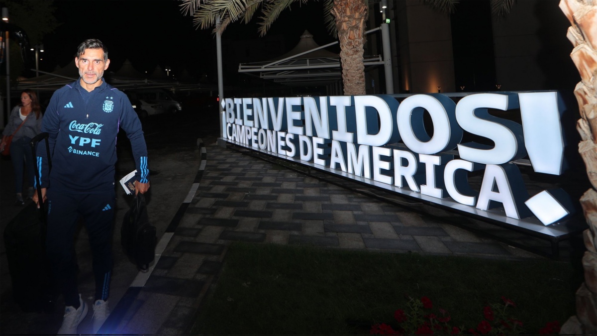 Roberto Ayala llegando a la Universidad de Qatar el bunker elegido para la estada durante el Mundial QatarArgentina 