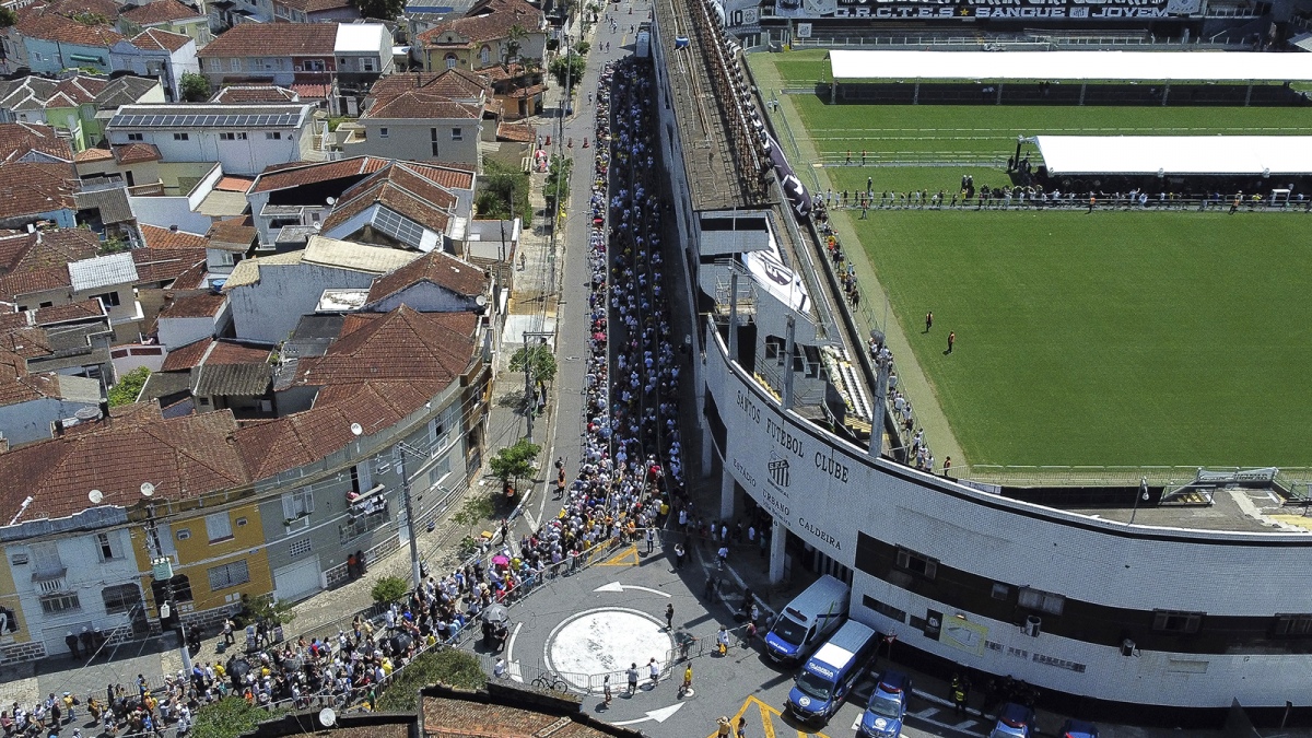 Multitudinaria despedida a Pel AFP