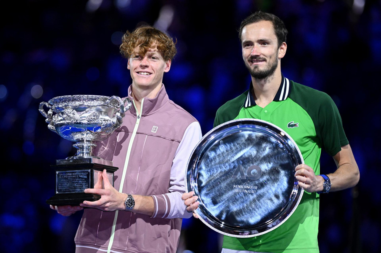 Jannik Sinner con Daniil Medvedev en la coronación del Abierto de Ausgtralia. Foto: EFE