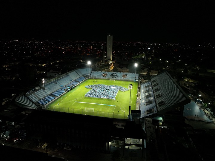 La camiseta gigante de Belgrano para celebrar su cumpleaños 119 (@Belgrano).